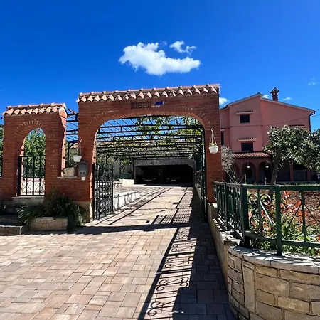 Apartmán Karlo, Heated Pool, Grill,private Parking Bibici