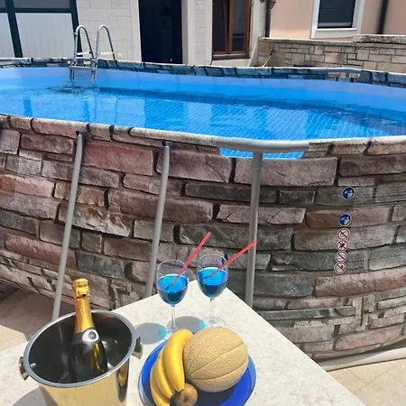 Apartmán Karlo, Heated Pool, Grill,private Parking *