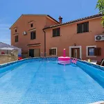 Karlo, Heated Pool, Private Parking Apartament Bibici