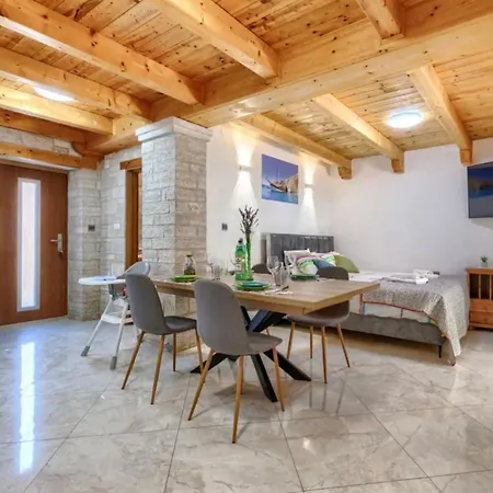 Karlo, Heated Pool, Private Parking *