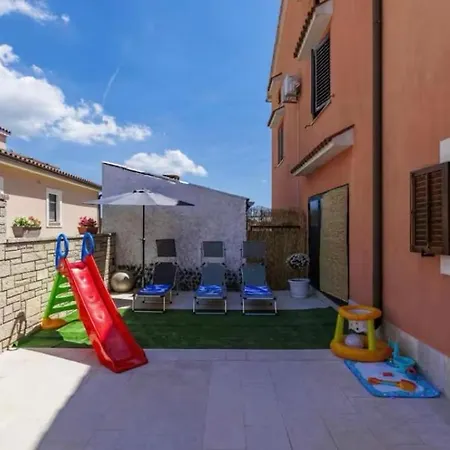 Karlo, Heated Pool, Private Parking Apartament *