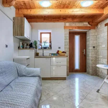 Karlo, Heated Pool, Private Parking Apartament Bibici