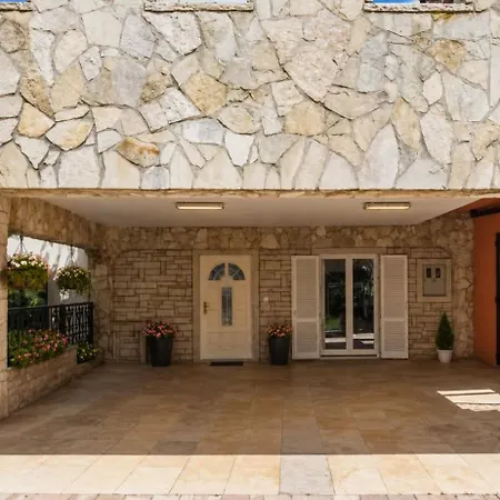 Apartmán Karlo, Heated Pool, Private Parking *